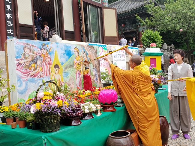 Partake in the Vesak Ceremony at Yonggungsa Cham Joeun Uri Temples